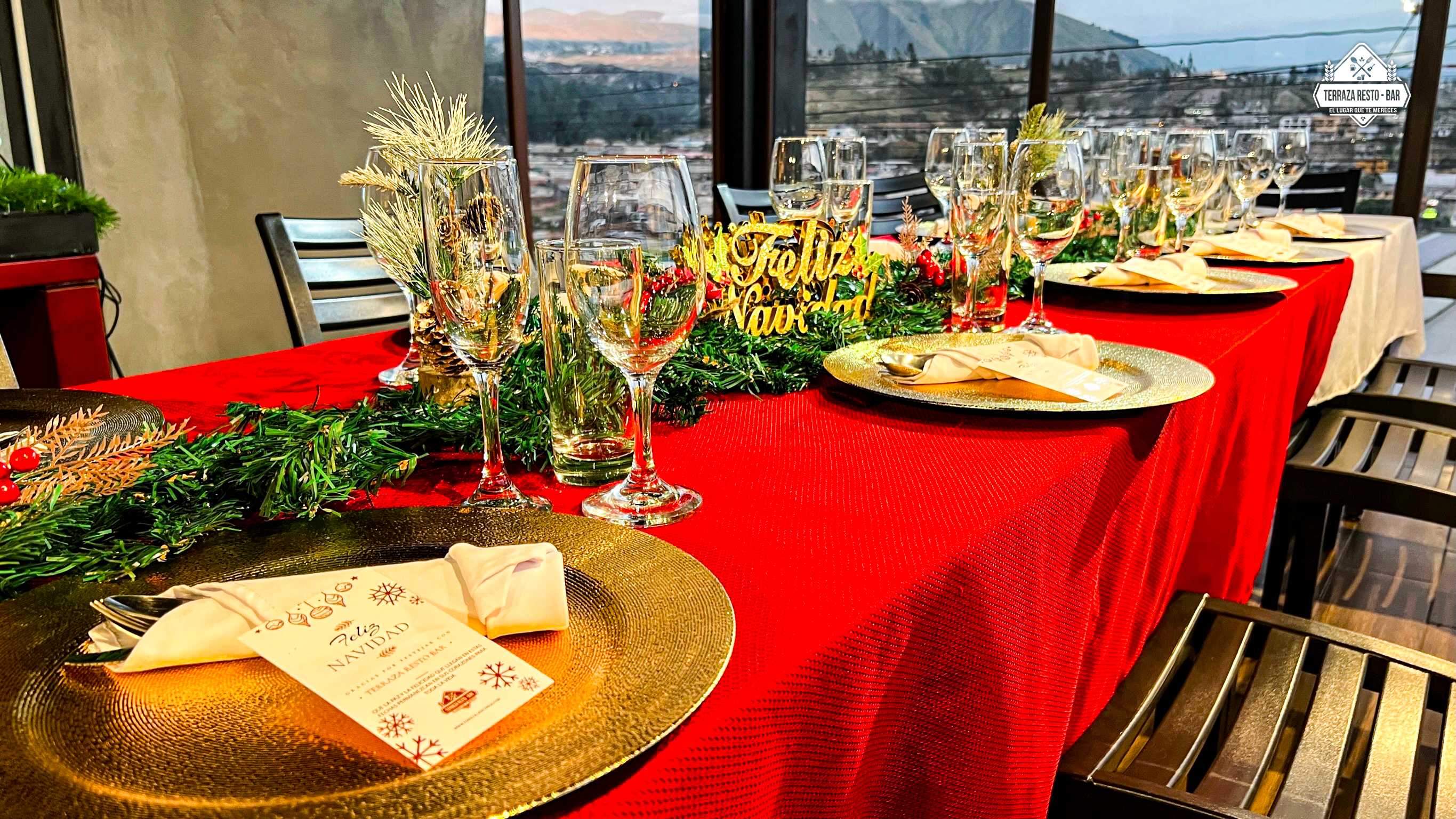 Mesa decorada para Navidad en Terraza Latacunga, con copas y adornos navideños