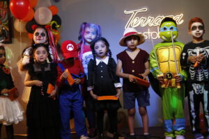 Niños disfrazados en el concurso de Halloween de Terraza