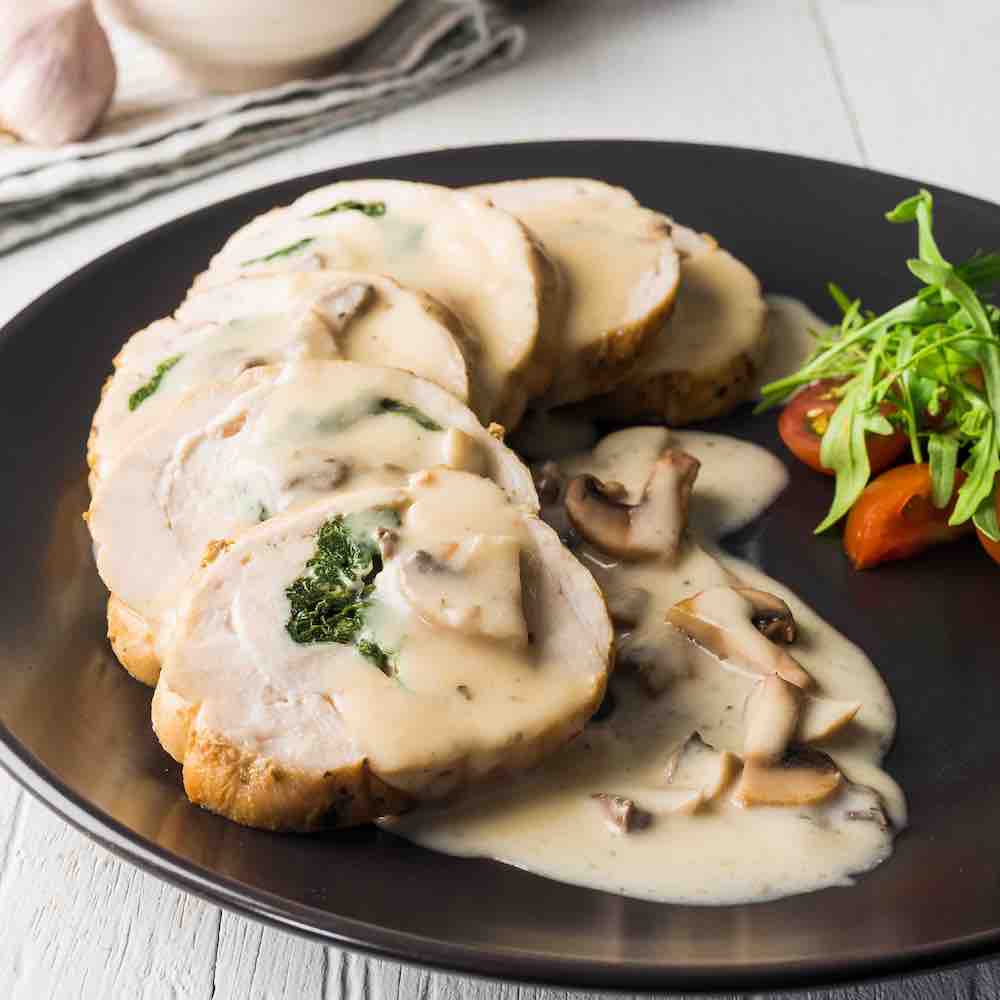 Paquete VIP de Navidad en Terraza Latacunga: pollo enrollado relleno de espinaca, entrada, plato fuerte y postre